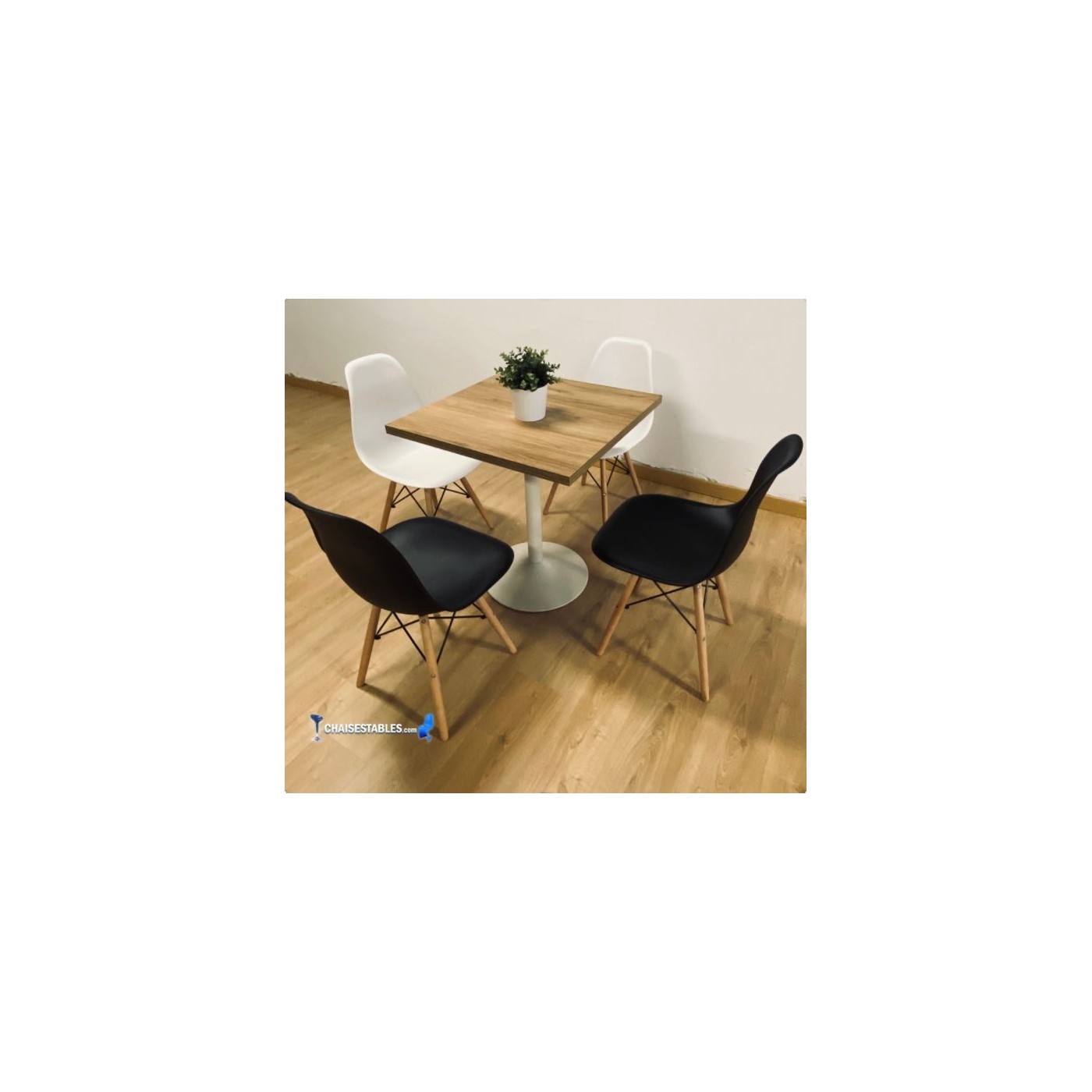 Conjointe de 4 Chaise CASUAL et Table F WHITE carree
