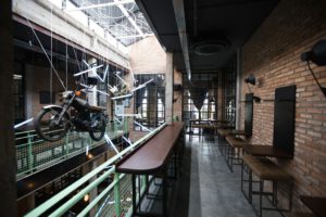 Empty pub interior with motorcycle installation - Comment décorer un pub à petit budget